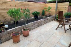 MennenGartenBauBaustelle-Terrasse-Steinmauer-Holzzaun