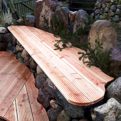 Holzdeck im Garten garten Bank aus Feldstein und Lärchen Holz in Bardowick von Firma GaLaBau Mennen in Lünebrug