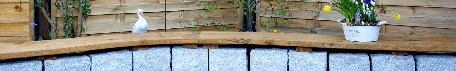 Terasse_wide-pflastern Terrasse mit Holzdeck zum Sitzen in einem Garten in Bardowick