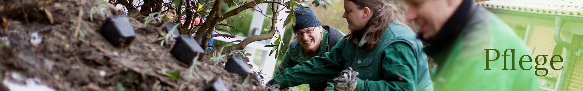 Gärtner Zupfen Unkraut bei der Gartenpflege